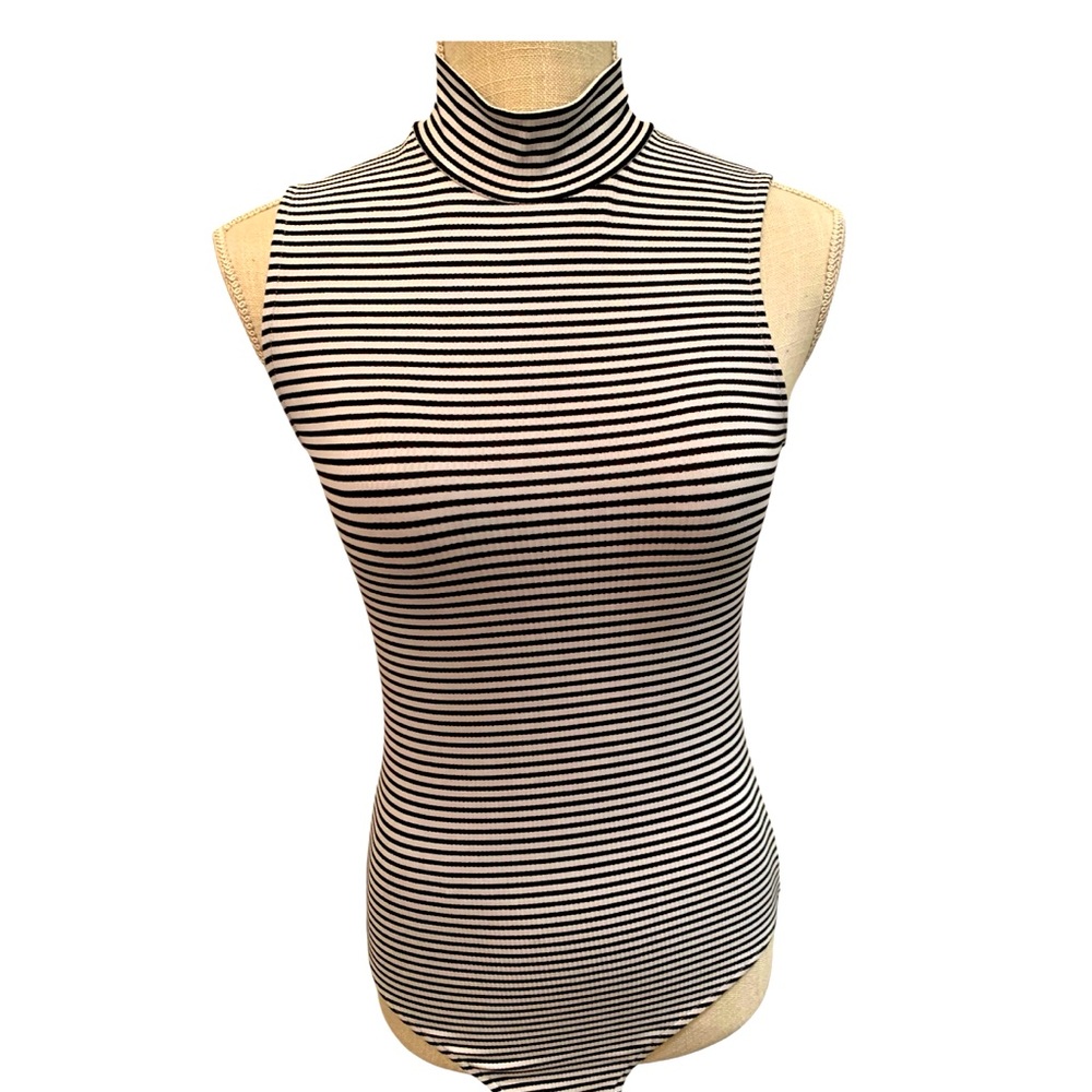 H&M SLEEVELESS MOCK TURTLENECK. EXCELLENT CONDITION! 🎀